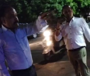 The judge's car rammed the journalist's car while overtaking and abused him.